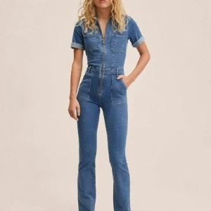 Mango denim jumpsuit - slutsåld jumpsuit från mango.  inga lappar kvar men oanvänd!  Storlek S :) har tyvärr inga bilder på.  normal i storleken
