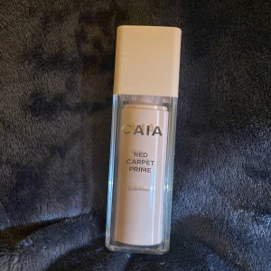 Caia primer  - Säljer min helt nya Caia glow primer som jag fick i julklapp. Säljer pga att jag har så många primers. Säljer för 290 kr + 20 kr frakt💕
