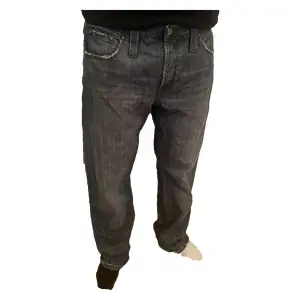 Skitsnygga jeans från j.lindeberg i blå/grå färg. dom är i bra skick har dock ett litet hål som knappt märks annars är dom jättefina!!