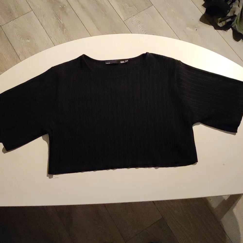 En kropp av tröja från lager 157 med ribbat tyg, använda typ 2 gånger Köparen står för frakten . T-shirts.