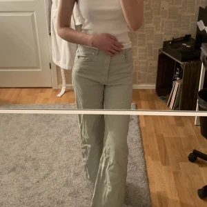 Ljusgröna jeans - Väldigt snygga ljusgröna jeans💚Jätte sköna i materialet💚 Tyvärr har de inte kommit till så mycket användning så de är i gott skick💚kontakta mig vid intresse💚