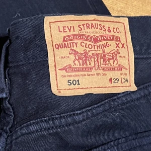 Mörkblå lågmidjadd 501 - Jag säljer mina snygga raka, långa lågmidjade 501 w29 l34. Nästan oanvända⭐️