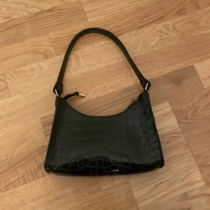 Handväska - Säljer min handväska som är köpt förra sommaren och inte kommer till andvändning längre💗