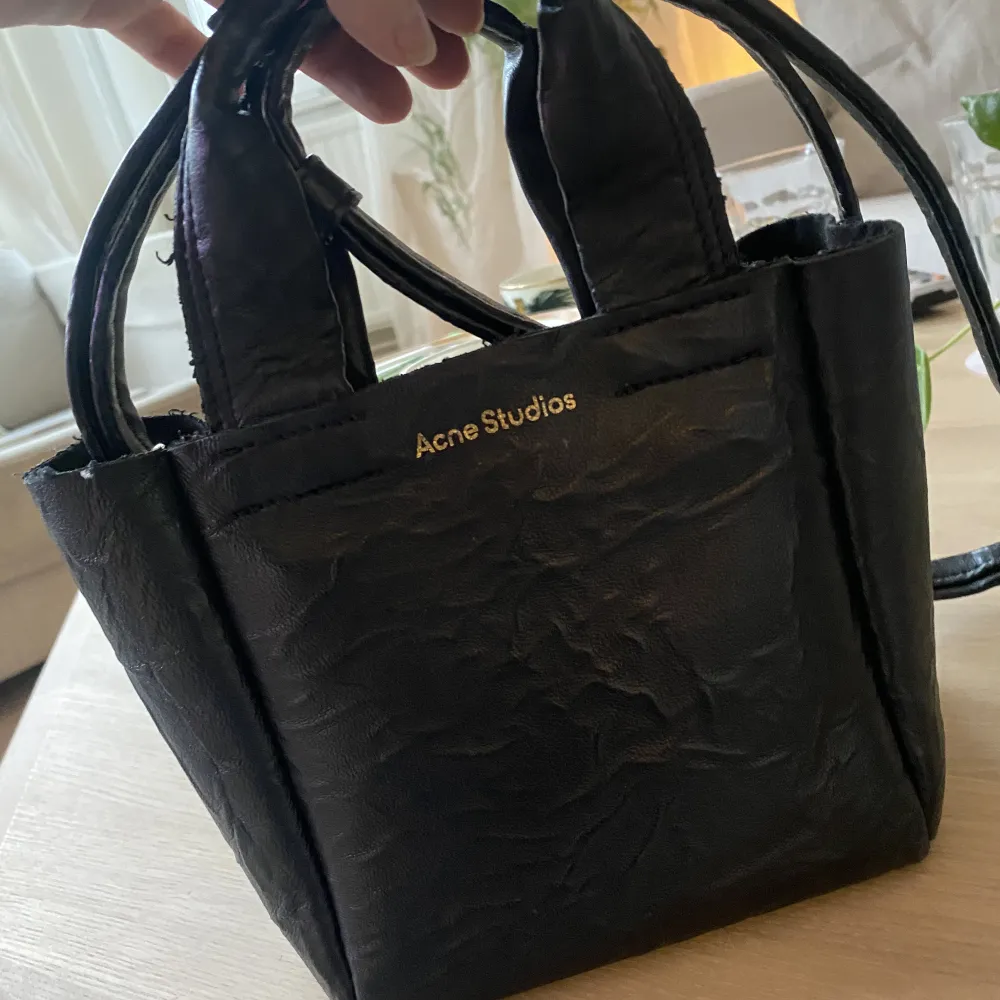 Mini Aleah Black Leather Bag.. Väskor.