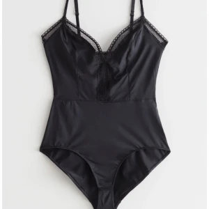 Body från &Otherstories strl 36 - Superfin body i ett mjukt och lent material. Knäppning längst ner och justerbara band upptill. Strl 36. Nypris 550kr 