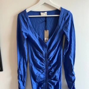 Figurnära klänning  - Helt ny ! Rensar ut garderoben med många oanvända plagg! Kika in på min profil 🌟 