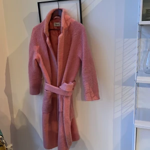 Jacka Ganni  - Underbar rosa jacka från Ganni. Älskar den men kommer tyvärr inte till användning. Skulle må bra av en tvätt. Klykan för bältet är sönder på ena sidan men går enkelt att fixa (se bild 3). Upplever den som något oversize 