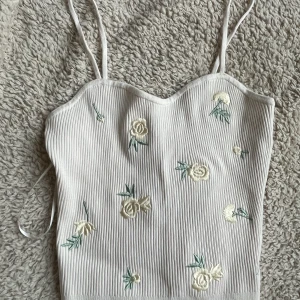 Topp - Säljer denna topp från h&m! Aldrig andvänd och lappen är kvar💞original pris 179:- men säljer för 100:- då den är helt oanvänd