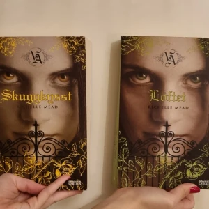 Vampire Academy Bokserie - Fjärde delen av serien Vampire Academy, författad av Richelle Mead. Fint skick, pocketböcker, har hela bokserien. 60 kr!  OBS. Skuggkysst är såld!