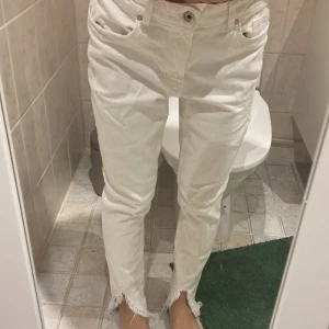 Byxor - Säljer mina byxor. Säljer de för att de inte kommit till användning tyvärr. Men de sitter jättefint på mig och jag hade de på en utklädningsfest en gång där det var 90-tals tema.