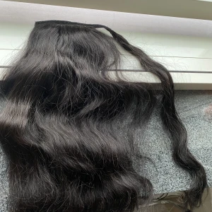 Löshår rapunzel  - Clip in ponytail ( äkta löshår ) från rapunzel. Har endast testat det. Färg: blackbrown 50 cm 
