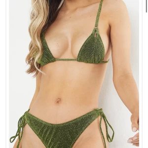 PLT BIKINI SET - Glittrig bikiniset från PLT i storlek uk 8 i underdelen och uk 6 i bikinitoppen. Helt oanvända