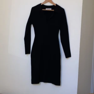 Adoore  - Svart stickad Adoore klänning som jag låtit skräddare sy upp och in. Tidigare var den lång och mer lös/stor i modellen. Går strax ovanför knäna på mig. Jag är 169 cm lång. Den passar både en 34:a och 36:a