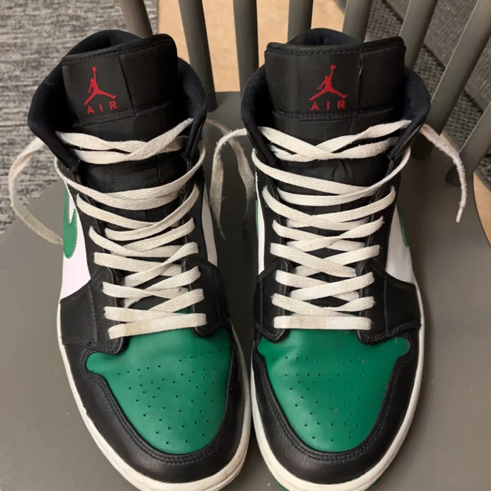 Säljer mina air Jordan 1 mid green toe. Storlek 46. Låda och kvitto finns. Pris kan diskuteras . Skor.