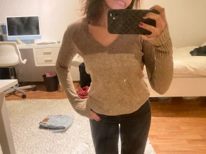 Stickad  - En mysig stickad ljusbrun tröja. Aldrig använt och helt i nyskick! 