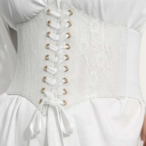 Vit korsett - Jätte fin vit korsett, i bra skick endast testat men inte kommer till användning därför säljer jag. Du kan justera den efter din passform! 