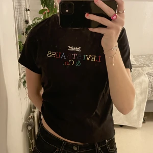 t-shirt levi’s  - en svart t-shirt från levi’s ❤️🧡💛💚💙xxs men passar mig som har xs/s
