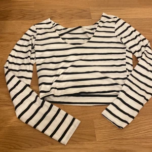 Randig tröja - Denna tröja är i jätte bra skick , inte andvänt den, tröjan är U-ringad, och är kort vid magen så det är en magtröja kan man säga, Ganska liten i storleken 