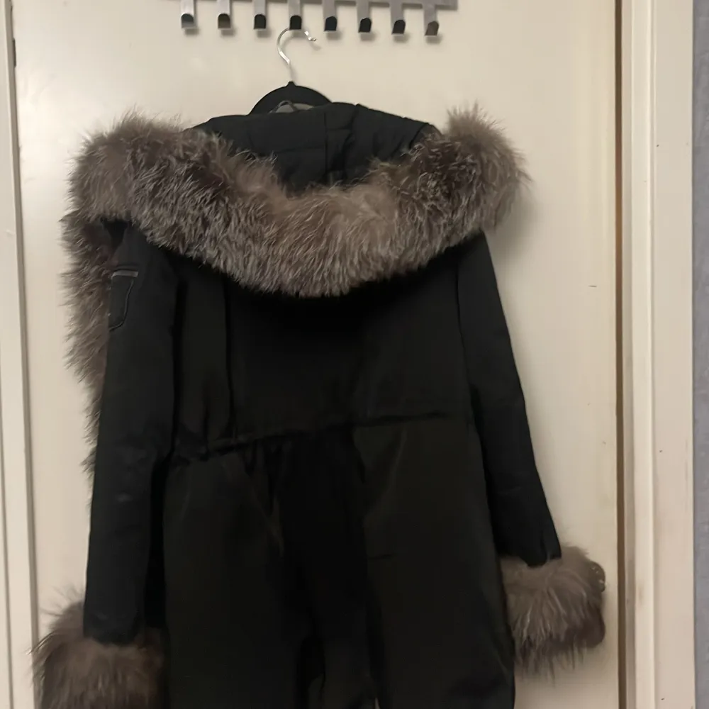Jag säljer min jacka som har stått i min garderob utan att användas. Den är som ny och utan slitage. Den är lite för stor för mig och därför har jag inte använt den😊 finns att hämta i Stockholm!. Jackor.