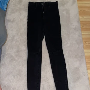 Jeans  - Svart jeans från zara med hål i knäna. Ny skick 