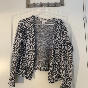 Mönstrad kofta - Häftigt mönster, nästan oanvänd :) Pris är förhandlingsbart 