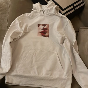 Vit hoodie - Vit hoodie med tryck, använd. 