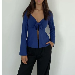 Design by si - Tänkte sälja denna oanvända toppen från design by si! Frakt tillkommer❤️ Hej plick har inte funkat för mig av någon anledning och många är intresserade vilket gör att de blir budgivning då jag ej kan svara på plick , 3 bilden är min egna!❤️köp direkt för400