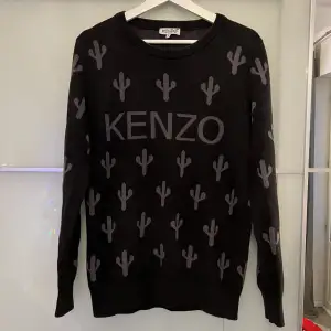 Säljer en Kenzo tröja som köptes för något år sedan i Paris i en galleria och outlet Gradcollection för 900kr. Bra kvalite och mycket bekväm. Säljes nu för enbart 349kr.