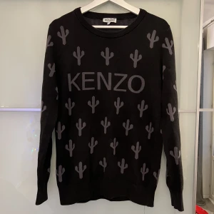 Kenzo Tröja - Säljer en Kenzo tröja som köptes för något år sedan i Paris i en galleria och outlet Gradcollection för 900kr. Bra kvalite och mycket bekväm. Säljes nu för enbart 349kr.