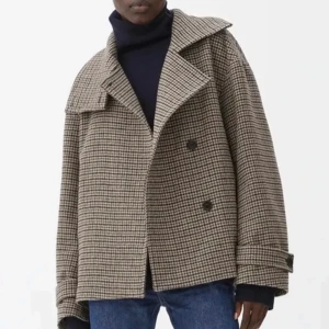 ARKET JACKA - Säljer min Jacka från ARKET i storlek 38 (rutig). Helt slutsåld på hemsidan. I nyskick utan defekter. Sitter snyggt oversized på mig som vanligtvis har xs/s! 