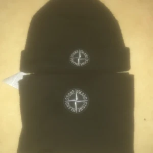 Stine island Mössa/halsduk - Ser ut som ny köpt för 1000kr  Och säljer dem för 700kr