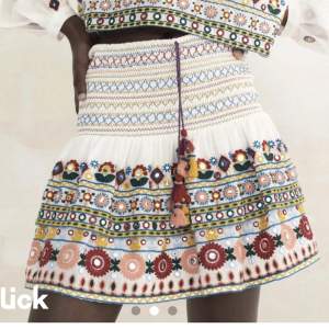 Säljer denna fina kjol från zara. Storlek S. Använd en del men ändå bra skick!