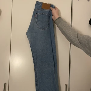 Levis 501 - Ett par blåa Levis 501 i storleken W31 L32. Väldigt bra skick. Köpta för 1000kr. Pris går att förhandla köparen står för frakt. 