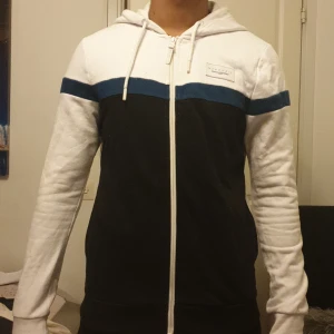 Mckenzie kofta - Nypris: 600kr Säljs för 100kr 8/10 skick