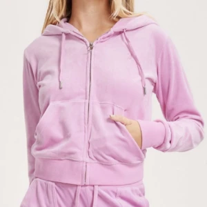 Rosa Juicy tröja  - Rosa Juicy Couture tröja i S, färgen heter Orchid 💕 Knappt använd och därav i nyskick, köparen står för frakt!