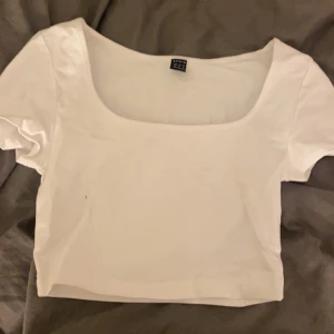 Topp - Säljer dessa 2 superfina oanvända topparna från SHEIN (en vit och en rosa) pris 60kr+frakt eller bud🫶🏼 säljs pågrund av att dom inte kommit till användning💕