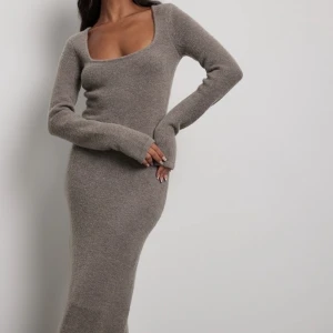 Stickad klänning - Säljer denna supermysiga stickade klänningen från NA-KD i storlek XS som är helt ny (prislapp kvar) , köpt för 800kr men säljer för 500kr❣️