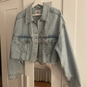 Jeansjacka zara  - Jättefin blå croppad jeansjacka från zara 💙använd fåtal gånger så i fint skick Köpt för 500kr, säljer för 270 + frakt 💙🤍