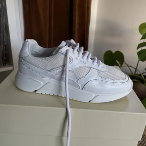 Axel Arigato  - Använda en gång.  Nypris: 1499  