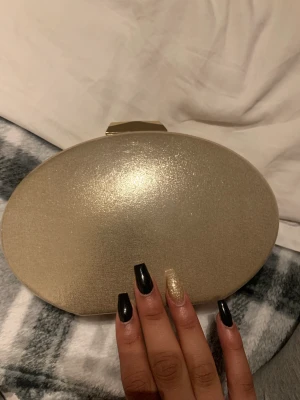 guld clutch - fint till finare event såsom bröllop eller bal 