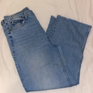 Jeans  - Ett par mom jeans med slits nere. Mycket bra kvalitet och sitter bekvämt. Sitter ungefär upp till naveln. Passar även M/38