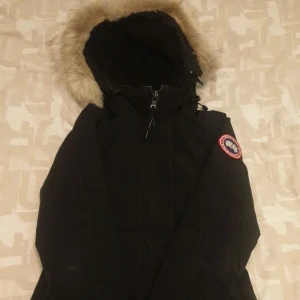 Canda goose Jacka - Säljer min canada goose jacka som är i modell Victoria parka för 4000kr. Jackan är i storlek 2XS men den passar som s.  den är lite sliten av sig därför är jag villig att gå ner i pris. 