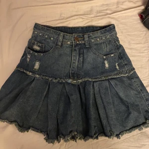 Grunge kjol - Säljer denna superfina grunge kjol då den är för liten för mig i midjan🖤köpt secondhand