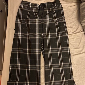 Vida kostymbyxor - Säljer dessa vida kostymbyxor, de är så bekväma och sitter perfekt i midjan, har bara inte kommit till använding🖤