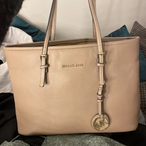 Michael kors väska - Säljer denna fina väska. Bra skick och väldigt praktisk. Knappt använd fast köpt för ett tag sedan. 