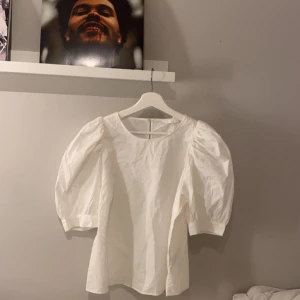 Vit T-shirt med puff ärm🤍 - Oanvänd