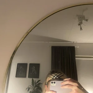 Burberry diadem - Säljer mitt burrberry diadem som jag köpte här på plick. Köptes för 1500 kr.  