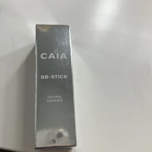 Caia bb-stick - Caia BB-stick i färgen 20W. Helt oöppnad och oanvänd! Köptes för 245:- men säljer då jag inte behöver en till. Skriv till mig privat om du har några funderingar om t.ex färgen. Köparen står för frakten!