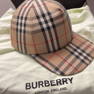 Burberry keps - Som ny knappast använd, kvitto medföljer samt påse, köpt o online Byten kan också göras 