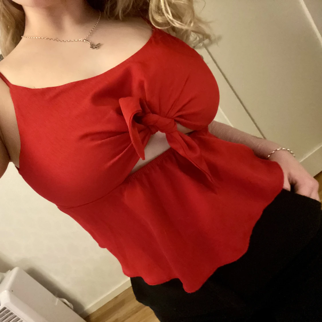 Röd topp med gullig knut